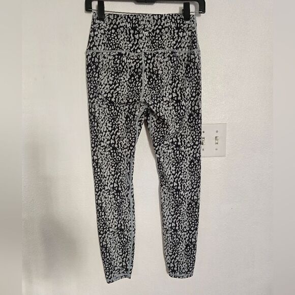 Varley Blue And Black Animal Print Leggings 25" Inseam Size Small - Picture 3 of 9